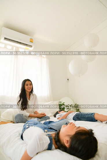 Family happy moments when children wake up in the morning. Have fun with mom before eating breakfast. Стоковое фото, агентство Ingram Publishing / Фотобанк Лори