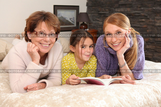 Family portrait of three generations. Стоковое фото, агентство Ingram Publishing / Фотобанк Лори