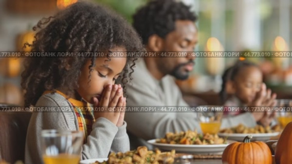 Family saying grace before festive thanksgiving meal at home. Стоковое AI-видео, аниматор Юрий Поздников / Фотобанк Лори