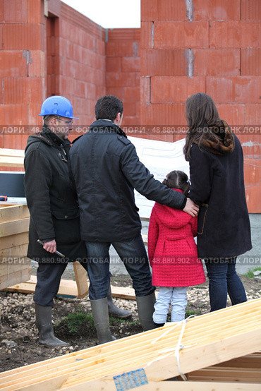 Family visiting their unfinished home. Стоковое фото, агентство Ingram Publishing / Фотобанк Лори