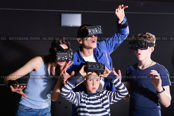 Family with children playfully poses in virtual reality glasses. Стоковое фото, фотограф Яков Филимонов / Фотобанк Лори
