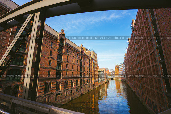 Famous landmark old Speicherstadt in Hamburg, build with red bricks. Bridge in low angle view (2018 год). Стоковое фото, фотограф Igor Tichonow / Фотобанк Лори
