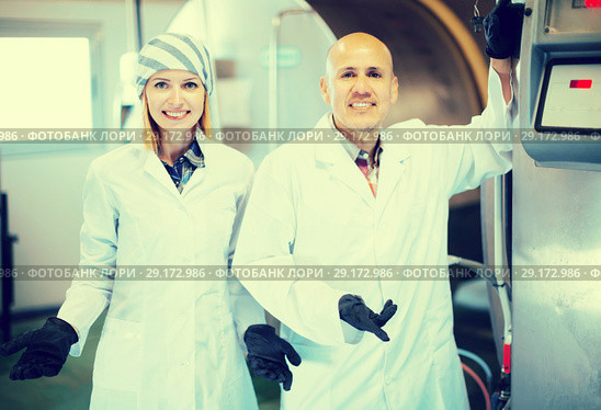 Farm staff with milk cisterns in plant. Стоковое фото, фотограф Яков Филимонов / Фотобанк Лори