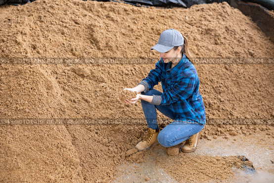 Farmer holding a handful of soybean husks in an animal feed warehouse. Стоковое фото, фотограф Яков Филимонов / Фотобанк Лори