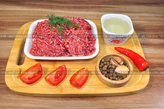Фарш. Мясопродукты. Полуфабрикаты. Мясо. Свинина. Говядина. Кухня. Ресторан. Кафе. Приготовление. Ужин. Стол. Стейк. Пища. Стоковое фото, фотограф Владимир Зыбин / Фотобанк Лори