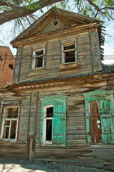 Фасад  деревянного старинного дома XIX в. в Астрахани, около Черной мечети. Дом уже без жильцов и его скоро сломают... Стоковое фото, фотограф Павел Просянов / Фотобанк Лори