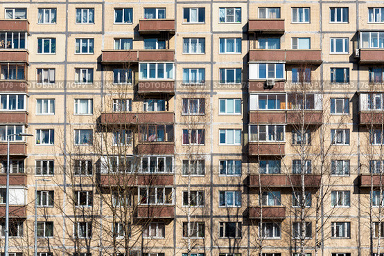 Фасад многоквартирного панельного жилого дома. Санкт-Петербург (2020 год). Стоковое фото, фотограф Александр Щепин / Фотобанк Лори