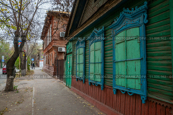Фасад старинного русского деревянного дома XIX в. в центре Астрахани (2019 год). Стоковое фото, фотограф Павел Просянов / Фотобанк Лори