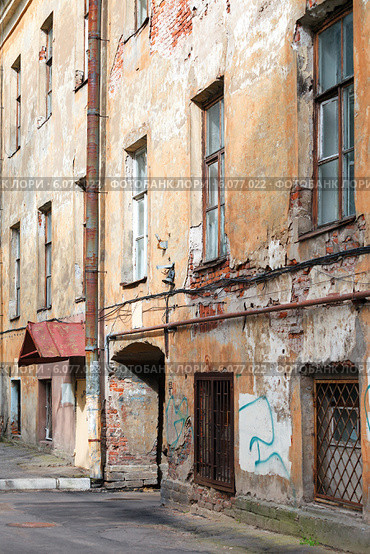 Фасад старого дома с аркой. Санкт-Петербург. Редакционное фото, фотограф Vladimir Sviridenko / Фотобанк Лори