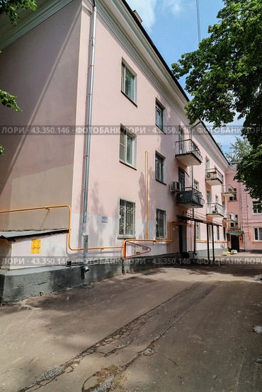 Фасад жилого трехэтажного дома по адресу 5-я Кожуховская улица, 4 в Москве (2024 год). Редакционное фото, фотограф Константин Григорьев / Фотобанк Лори
