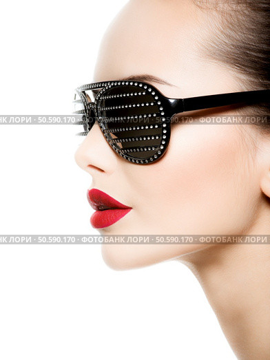 Fashion portrait of  woman wearing black sunglasses with diamonds and red lips. Стоковое фото, агентство Ingram Publishing / Фотобанк Лори