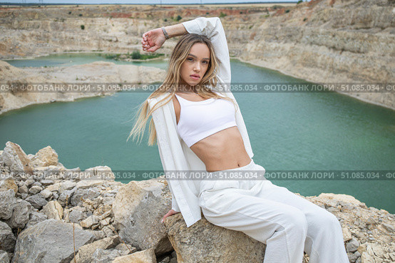 Fashion portrait of young beautiful woman posing in quarry. Стоковое фото, фотограф Андрей Аркуша / Фотобанк Лори