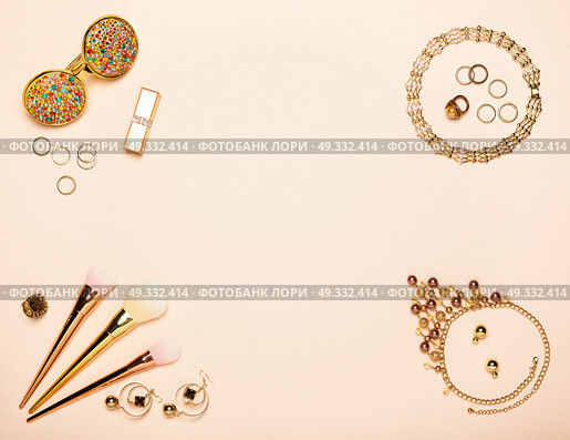 Fashionable Women’s Cosmetics and Accessories. Falt Lay. Stylish Sunglass. Make-Up Lipstick and Brushes. Gold Necklace. Women Accessories. Стоковое фото, агентство Ingram Publishing / Фотобанк Лори