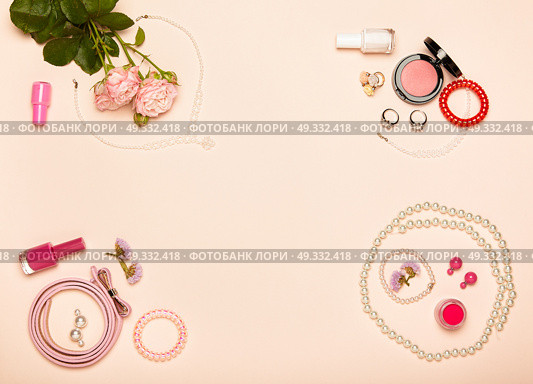 Fashionable Women’s Cosmetics and Accessories. Falt Lay. Nail Polish and blush. Jewelry and Rings. A bouquet of flowers. Pink roses. Стоковое фото, агентство Ingram Publishing / Фотобанк Лори