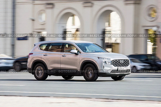 Fast moving Hyundai Santa Fe on the city road. Gray SUV driving on motorway. Used auto in fast motion with blurred background. Редакционное фото, фотограф Константин Григорьев / Фотобанк Лори
