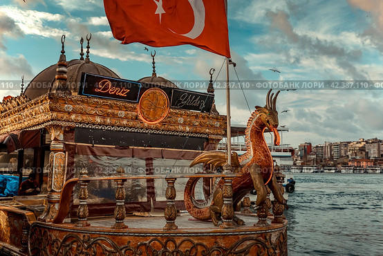 Фастфуд в Стамбуле, залив Золотой рог, Балык экмек (2019 год). Стоковое фото, фотограф Андрей Бойков / Фотобанк Лори