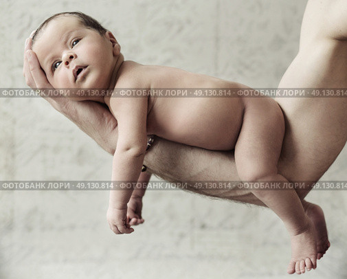 Father holding a cute newborn child. Стоковое фото, агентство Ingram Publishing / Фотобанк Лори