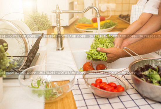 Father with son washes vegetables before eating. Стоковое фото, фотограф Кирилл Греков / Фотобанк Лори