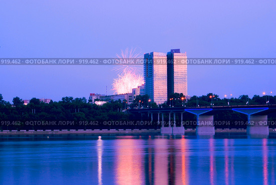 Фейерверк в День города, Пермь, река Кама, 12 июня 2009 года. Стоковое фото, фотограф Александр  Буторин / Фотобанк Лори