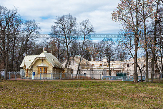 Фельдъегерский домик и Фермерский дворец. Петергоф, Санкт-Петербург (2018 год). Редакционное фото, фотограф Александр Щепин / Фотобанк Лори