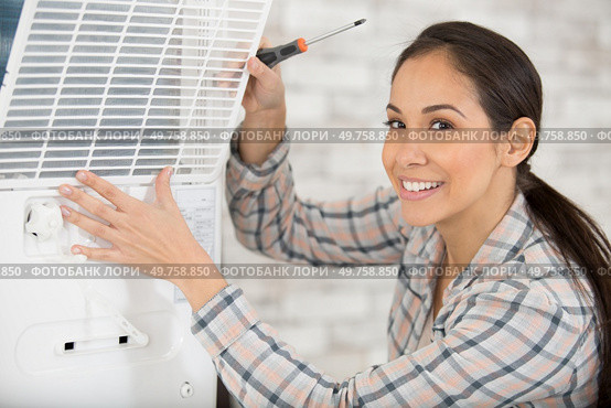 female air conditioning enginner is happy at work. Стоковое фото, агентство Ingram Publishing / Фотобанк Лори