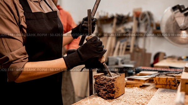 female carpenter sculpting wood studio. Стоковое фото, агентство Ingram Publishing / Фотобанк Лори