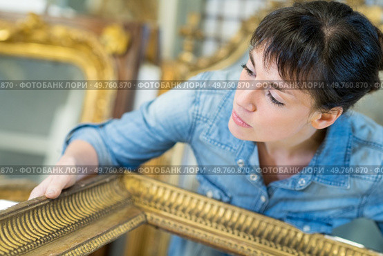 female customer buying a frame in atelier. Стоковое фото, агентство Ingram Publishing / Фотобанк Лори
