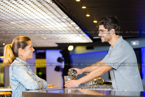 female customer flirting with barman. Стоковое фото, агентство Ingram Publishing / Фотобанк Лори