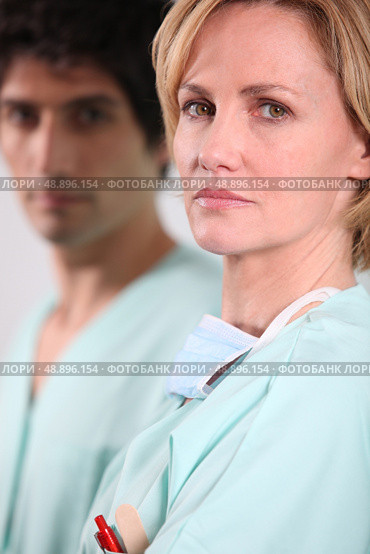 female doctor and his colleague with a serious air. Стоковое фото, агентство Ingram Publishing / Фотобанк Лори