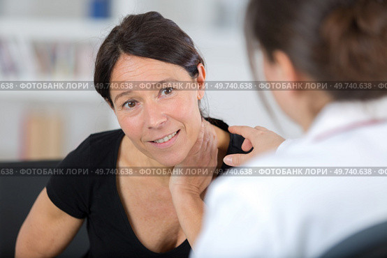 female doctor explaining to female patient. Стоковое фото, агентство Ingram Publishing / Фотобанк Лори