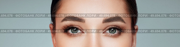 Female Eye with Extreme Long False Eyelashes. Eyelash Extensions. Makeup, Cosmetics, Beauty. Close up, Macro. Стоковое фото, агентство Ingram Publishing / Фотобанк Лори