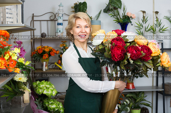 Female florist at the work. Стоковое фото, фотограф Яков Филимонов / Фотобанк Лори