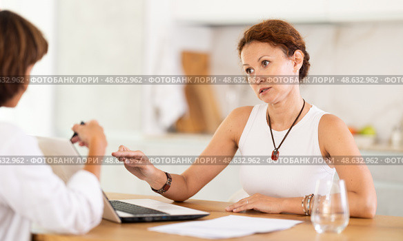 Female insurance agent tells woman the terms of property and life insurance. Стоковое фото, фотограф Яков Филимонов / Фотобанк Лори