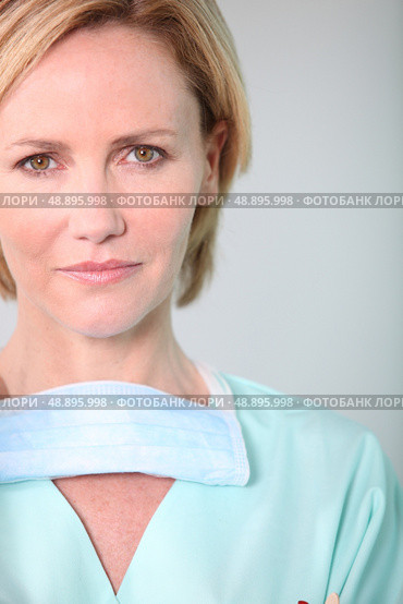 Female medic in scrubs with facemask. Стоковое фото, агентство Ingram Publishing / Фотобанк Лори