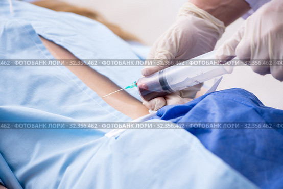Female patient getting an injection in the clinic. Стоковое фото, фотограф Elnur / Фотобанк Лори