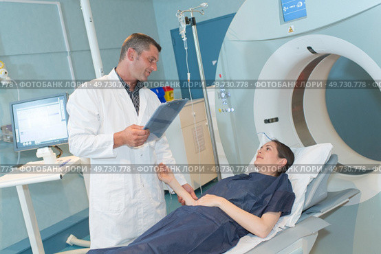 female patient looking at radiologist preparing her for mri scan. Стоковое фото, агентство Ingram Publishing / Фотобанк Лори