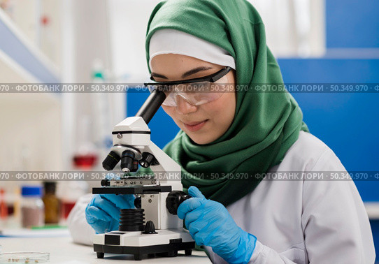 female scientist with hijab microscope laboratory. Стоковое фото, агентство Ingram Publishing / Фотобанк Лори