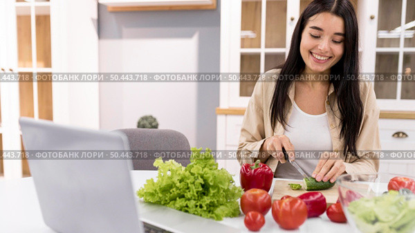 female vlogger recording video. Стоковое фото, агентство Ingram Publishing / Фотобанк Лори