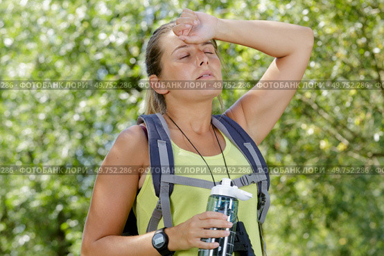 female walker suffering from heat exhaustion. Стоковое фото, агентство Ingram Publishing / Фотобанк Лори