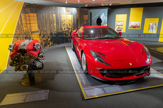 Феррари 812 Superfast и ее 12-ти цилиндровый двигатель в музее марки в Маранелло, Италия (2019 год). Редакционное фото, фотограф Сергей Веселовский / Фотобанк Лори