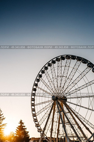 Ferris wheel against the blue sky in the port city Gdynia Poland. Стоковое фото, агентство Ingram Publishing / Фотобанк Лори