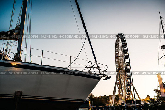 Ferris wheel against the blue sky in the port city Gdynia Poland. Стоковое фото, агентство Ingram Publishing / Фотобанк Лори