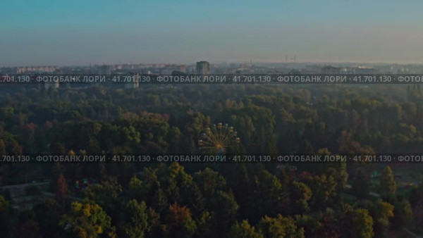 Ferris wheel in Lutsk Park (2023 год). Стоковое видео, видеограф Артем Лукин / Фотобанк Лори
