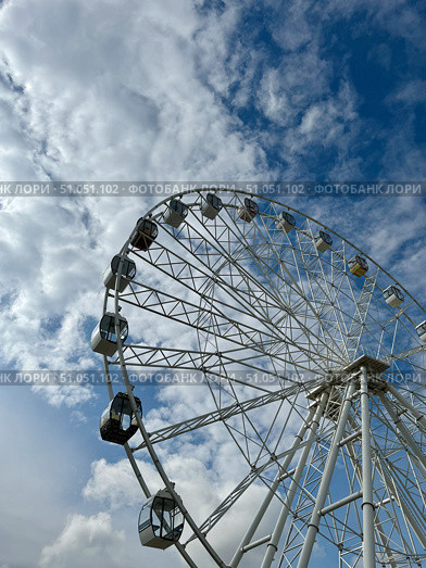Ferris wheel on the background of blue sky in summer. Стоковое фото, фотограф Соболева Наталия / Фотобанк Лори