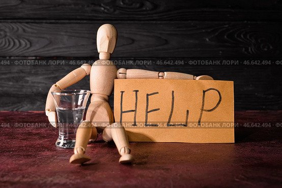 Фигура человека с стакан водки и бумаги с текстом HELP на столе. Концепция алкоголизма. Стоковое фото, фотограф Pixel_shot / Фотобанк Лори