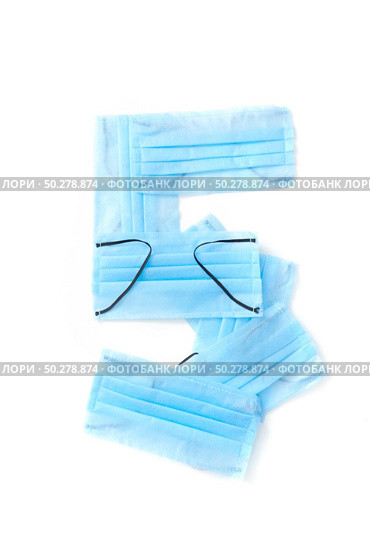 Figure 5, five handmade from medical antibacterial protective blue face masks on a white background, copy space. Creative typeface for making up new numerical information.. Number five made from protective medical masks on a white background. Стоковое фото, агентство Ingram Publishing / Фотобанк Лори