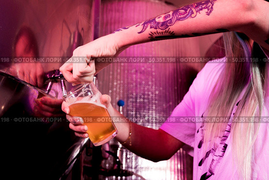 filling beer glass. Стоковое фото, агентство Ingram Publishing / Фотобанк Лори