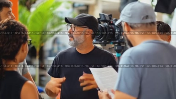 Film director explaining script during production meeting. Стоковое AI-видео, аниматор Юрий Поздников / Фотобанк Лори