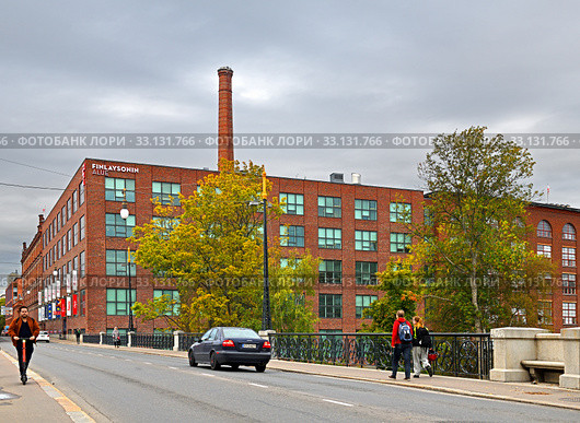 Finlayson factory area and bridge of Tammerkoski. Тампере, Финляндия (2019 год). Редакционное фото, фотограф Валерия Попова / Фотобанк Лори