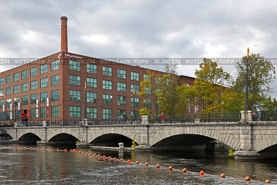 Finlayson factory area and bridge over Tammerkoski river in Tampere (2019 год). Редакционное фото, фотограф Валерия Попова / Фотобанк Лори